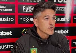 Norberto Araujo le bajó el pulgar a un delantero en Deportivo Cuenca:  "Quería ver otra actitud en él" :: Olé Ecuador