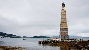 The material is pallets , crates and barrels , and when it starts getting high, people climb and stand on the structure edges and pass the pieces up, hand by. Slinningsbalet Med Verdensrekord Rbnett No Nyheter Sport Kultur Og Okonomi