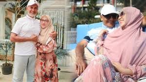 Mark sungkar yang kini berusia 66 tahun, lahir pada 22 oktober 1948. Cantiknya Santi Asoka Istri Mark Sungkar Beda 45 Tahun Lulus Sma Ditembak Ayah Zaskia Sungkar Tribunnewsmaker Com