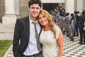 A través de esta cuenta responderé las distintas inquietudes que tengan los vecinos de la comuna de maipú. Hijo De Cathy Barriga Saca Unas Y Dientes Para Defender A Su Mama