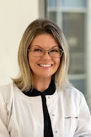 Candace Gates's Instagram, Twitter & Facebook