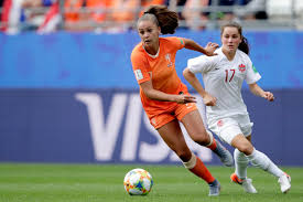 Martens earns a salary of €180,000 ($213,951.20) annually from fc barcelona femení. Het Kan Beter Het Moet Beter Bij Dribbelende Diva Lieke Martens De Volkskrant