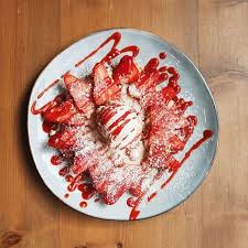 Kolner Waffel Vanille Eis Erdbeeren Weisse Schokostreusel Erdbeersauce Hornchenundso Eiscafe Eisdiele Eggwaffles B Caprese Salad Food Caprese
