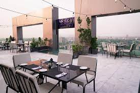 The Skye Is The Best Rooftop Restaurant On The Basis Of Amenities And Food Rooftop Restaurant Hotel Hotel Indigo