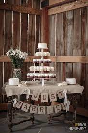 Pin By Marycarmen Hernandez On Barn Wedding Ideas Diy Wedding Cake Table Wedding Cake Table Decorations Wedding Cupcake Table