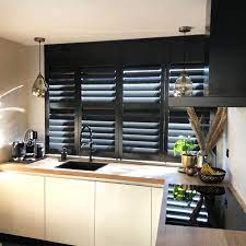 zwarte shutters in de keuken raambekleding keukenraam keuken