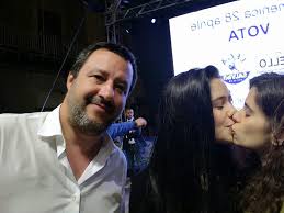 In un'intervista a libero matteo salvini ha spiegato cosa intendesse con l'espressione pieni poteri salvini ha ridimensionato la questione affermando che intendeva pieni poteri per un eventuale. Women Go Viral For Kissing In Front Of An Italian Anti Lgbtq Politician Dazed