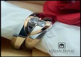 Cincin tunangan berlian custom dapat juga diganti dengan cincin tunangan atau cincin kawin yang terbuat dari emas, palladium, platinum dan perak 925 yang dapat anda bikin, pesan dan beli di toko perhiasan yang ada di pertokoan atau melalui online seperti latifajewelry.com dan cincinkawindepok.com. Mengenal 7 Perbedaan Cincin Kawin Dan Cincin Tunangan