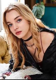 Tessa Carlson's Instagram, Twitter & Facebook