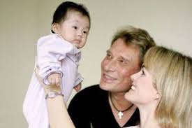 En novembre 2004, le couple adopte jade, une petite fille d'origine vietnamienne, née le 3 août 2004. Laeticia Hallyday Partage De Nouvelles Photos De Johnny Pour Les 15 Ans De Jade