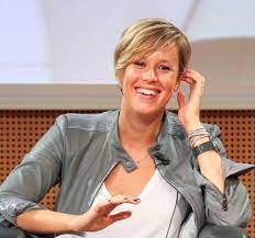 Lascia l'amato biondo per uno shock color. Taglio Di Capelli 2012 Alla Federica Pellegrini Con Ciuffo Lungo