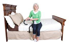 Hier wird auch nach varianten geschaut, die den alltag zusätzlich erleichtern. Hilfsmittel Ratgeber Sitzen Und Aufstehen Aufstehhilfen Haltegriffe Sessel Stuhle Sitzkissen Sitzhilfen Online Wohn Beratung De