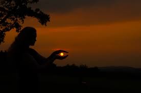In the northern hemisphere, the sun will rise at around 4:44am and set around 9:20pm. F0 J5eduacnbnm