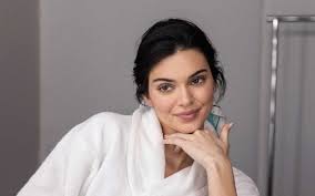 Kendall jenner (born on november 3, 1995) is a model who appeared in the reality tv show keeping up with the kardashians. after working in commercial print ad campaigns and photoshoots, jenner had breakout seasons in 2014 and 2015. Kendall Jenner I Saw My Sisters And Thought Am I Supposed To Be More Sexy Like Them