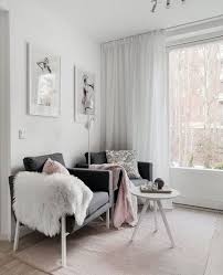 A associer à des couleurs plus vives ou à mélanger avec des bruns, des noirs et des blancs, le gris se sent bien partout. Une Deco En Gris Et Rose My Blog Deco