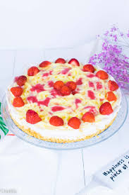 Der kuchen schmeckt wie ein spaghettieis von der eisdiele um die ecke. Spaghetti Eis Torte Mit Erdbeeren Ohne Backen Unalife Spaghetti Eis Kochen Und Backen Leckere Torten