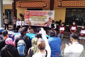 .kardus arsip di palembang, supplier kardus arsip surabaya, supplier kardus arsip semarang, supplier kardus arsip jakarta, supplier kardus arsip cv.rachmad jaya anugerah bergerak dalam bidang produksi kardus pizza, kardus sepatu, kardus arsip dengan kualitas terbaik. Gerebek Rumah Produksi Ekstasi Di Palembang Satu Pelaku Masih Dikejar Antara News