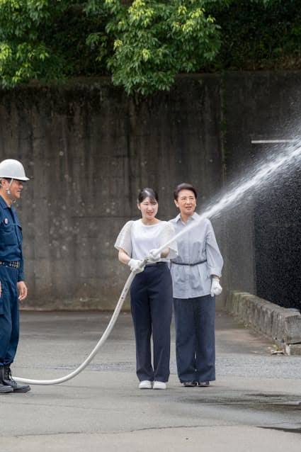 天皇ご一家、宮内庁の防災訓練に参加 ホースで放水体験も - 日本経済新聞