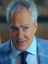 Dollar bill folding technique discussion in Resident Alien fan group