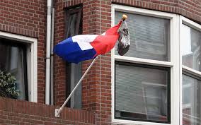 Sie ist handelsflagge, kriegsflagge zu see und zu land und war bis 1931 auch die gösch der niederländischen marine. De Vlag Uithangen