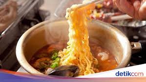 Cara mudah memasak samyang hot chicken ramen. 5 Cara Makan Mie Instan Ala Orang Korea Ini Bisa Kamu Contek