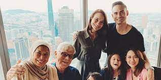 Meninggalnya ashraf sinclair begitu mengejutkan netizen. Ashraf Sinclair Meninggal Dunia Saat Tidur Adik Batal Siaran Dan Bergegas Terbang Ke Indonesia Kapanlagi Com