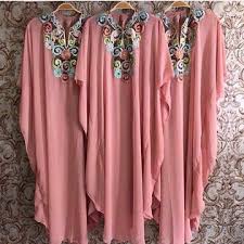 Selain pastel, desainer dan label lokal juga banyak menggunakan kaftan dengan warna bumi yang lebih edgy. 8 Tips Pakai Kaftan Agar Tubuh Terlihat Ramping Bukareview