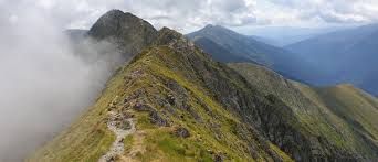 Toate traseele care duc catre varf sunt frumoase. Excursie Pe Varful Moldoveanu Sun Adventure