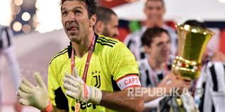 Gianluigi buffon menegaskan dia berniat untuk terus bermain setelah memenangkan coppa italia kiper juventus gianluigi buffon di pertandingan final piala italia (coppa italia) atalanta vs juventus. Ayyddpaipdm5sm