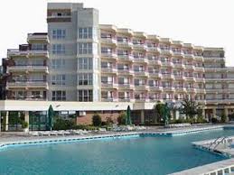 Datorita dispunerii paralele cu linia tarmului o parte din camerele hotelului au vedere la mare si o parte au vedere la lac. Cazare Mamaia Hotel Comandor 4 Mamaia Ana Tour Travel