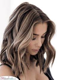 Whether you're a blonde, brunette or redhead, you must surely be longing for a new look to go with your sexy tan and updated wardrobe. Hair Color Ideas For Brunettes For Summer Hair Colour Ideas For Brunettes