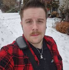 What are the two main DPS specialties in Zenless Zone Zero?