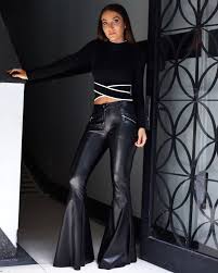 Calça De Couro Boca De Sino Calca Flare Preta 50 Looks Estilosos Com Essa Peca Versatil Calca Flare Calca Flare Preta Looks Estilosos