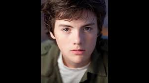 Avec l'aide de ses amis benny et rory, ils décident de sauver leur ville de l'emprise de forces maléfiques. Les Personnages Principaux De Ma Babysitter Est Un Vampire Youtube