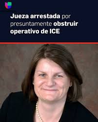 La jueza Hannah Dugan habría ayudado a un migrante que estaba en la sala  del tribunal a salir por una puerta para jurados, al conocer que agentes de  ICE estaban afuera. 👉
