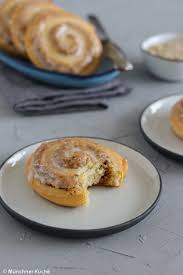 Nussschnecken Mit Puderzuckerguss Munchner Kuche Rezept Nussschnecken Lebensmittel Essen Puderzuckerguss