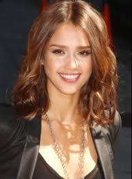 Le Carre Le Blog De Blondie Beauty Un Blog Beaute Lifestyle Toulouse Paris Coupe Cheveux Epaule Carre Long Ondule Brune Coupe De Cheveux