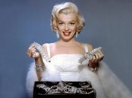 Famous for playing comedic blonde bombshell characters. Dragocennosti Merilin Monro Chto Kinodiva Nosila V Zhizni I Na Ekrane Marie Claire