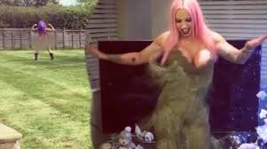 Frau im garten, auf leinwand. Kann Frau Mal Machen Jodie Marsh Feiert Ihre Scheidung Nackt Im Garten Musik Bild De