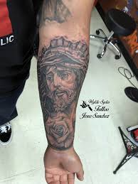 Best Black And Grey Tattoo Artists In San Diego Jesus Christ With Crown Of Thorns And Rose Tattoo Rose Tattoo Sleeve Tattoos Rose Tattoo