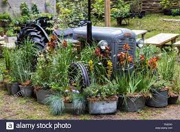 Городской джип (british english (a large, four wheel drive vehicle such as a land rover™ which is driven in towns and cities for ordinary domestic purposes). Chelsea Traktor Stockfotos Und Bilder Kaufen Alamy
