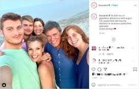 Nato nel viterbese nel 1954 ha una laurea in materie giuridiche presa all'università di roma la sapienza nel 1978. Lorella Cuccarini Avete Mai Visto Il Marito Chi E E Cosa Fa Solonotizie24