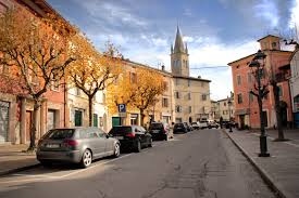 A poche centinaia di metri dal castellaro, raggiungibile a piedi, si trova la casa di vasco rossi, rocker di zocca, ogni anno meta di numerossissimi fans che attendono di vedere il loro idolo. Shots For Italy Passeggiando Per Zocca Il Paese Di Vasco