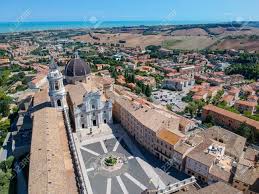 Voor de kerk een plein met een fontein en een marktkraam. An Image Of A Flight Over Basilica Della Santa Casa Loreto Italy Stock Photo Picture And Royalty Free Image Image 120576990