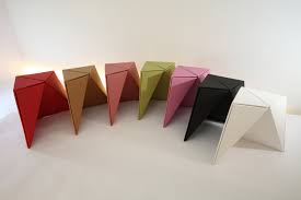 工房しをりのオリガミスツール】一枚の紙を折り紙のように折ることによって形作られる、端正なデザインのスツールです。 : 職人.comブログ