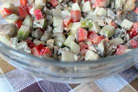 салат с курицей и маринованными грибами и болгарским перцем Salat S Kuricej I Marinovannymi Shampinonami 6 Poshagovyh Foto V Recepte