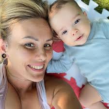 Od roku jestem mamą. Zupełnie inaczej sobie wyobrażałam ten rok. Oczywiście  nie myślałam, że będzie super łatwo. Ale nie wyobrażałam sobie, że będzie  aż tak trudno. I nie chodzi o wieczne niedospanie