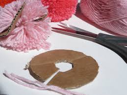 Diy pompon facile réalisable par tous grâce à des explications claires et le tout en peu de minutes. Faire Un Pompon En 5 Minutes Joli Place