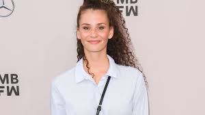Betty taube is a 24 years old , who was born in , in the year of the and is a. Herz Gebrochen Betty Taube Trauert Ihrem Auto Hinterher Promiflash De
