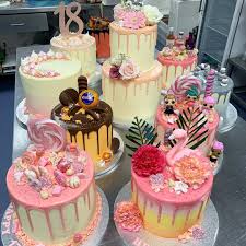 Big Bakes Bakery On Instagram One Of Our Biggest Group Shots This Was A Very Late Night Bakerslife Baked Bakery Drip Cakes Cupcake Cakes